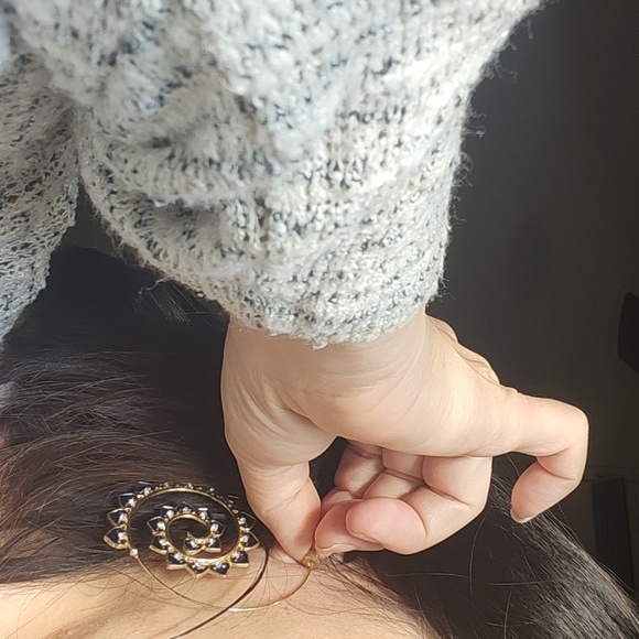 Amrita Singh Gold swirl hoop - Picture 3 of 3